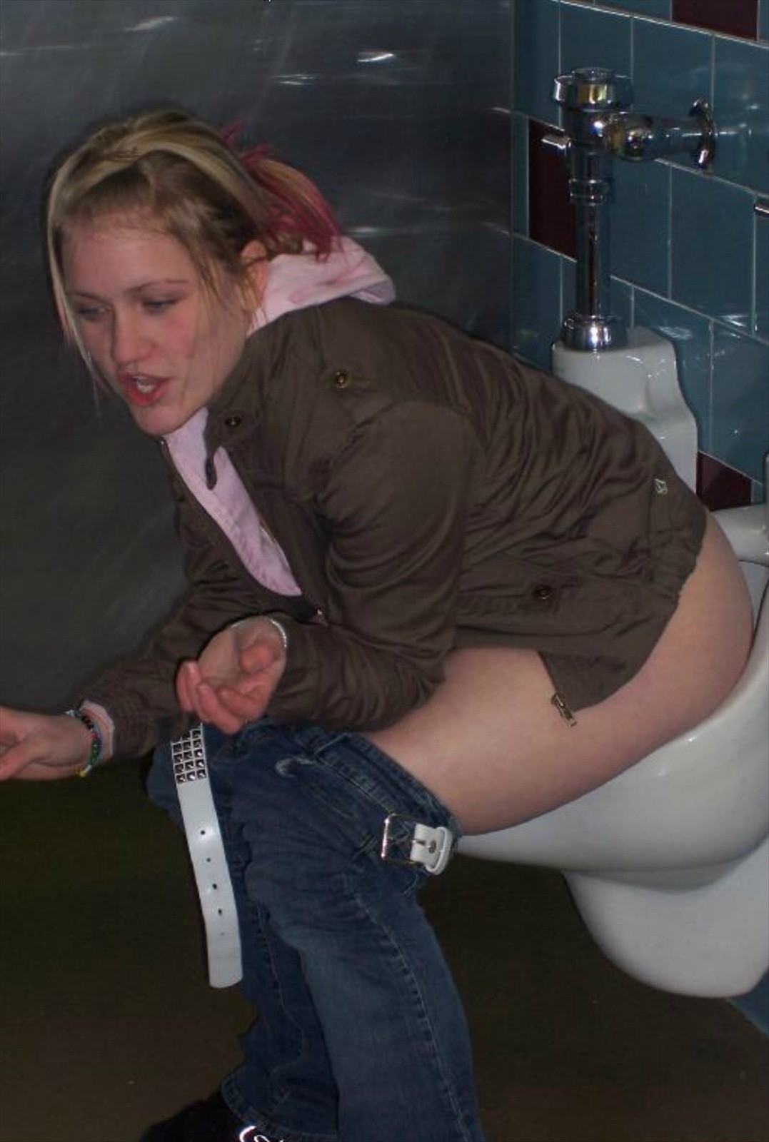 Сучка писяет в общественном туалете фото