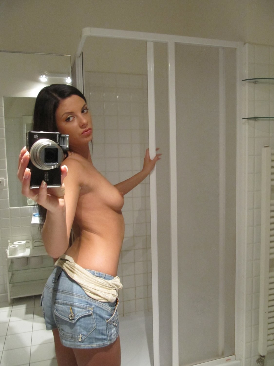 Молодая брюнетка сделала фото своих красивых сисек в ванной 