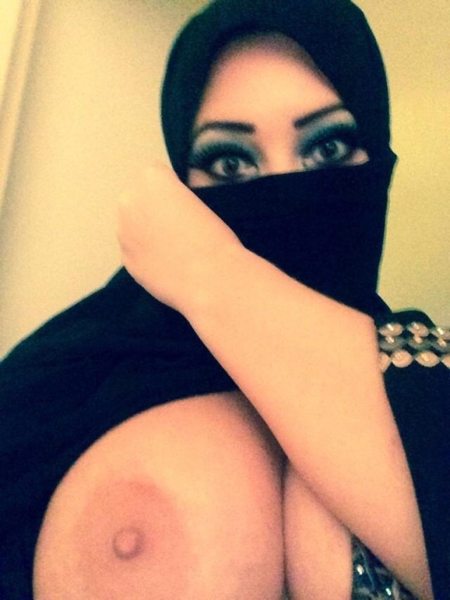 Девушка в хиджабе показывает большие сиськи - (9 фото) .