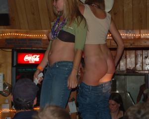 Пьяные телки танцуют на стойке бара - фото #14