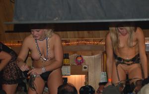 Пьяные телки танцуют на стойке бара - фото #20
