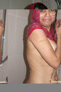 Индианка принимает ванну - фото #3