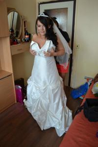 Одевает свадебное платье - фото #20