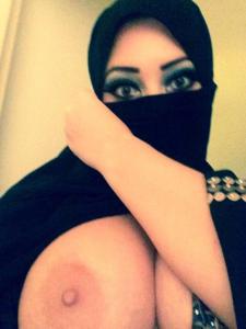 Девушка в хиджабе показывает большие сиськи