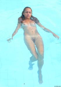 Секси латинка лежит расслабленно в бассейне - фото #18