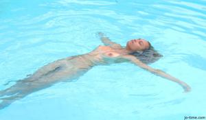 Секси латинка лежит расслабленно в бассейне - фото #24