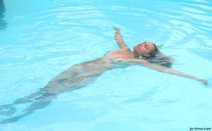 Секси латинка лежит расслабленно в бассейне - фото #30