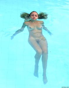 Секси латинка лежит расслабленно в бассейне - фото #39
