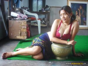 Голая грудь девушки из Индонезии - фото #10
