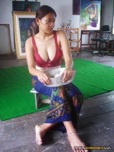 Голая грудь девушки из Индонезии - фото #6