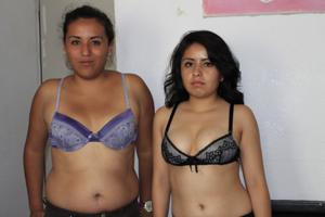 Две мексиканки топлесс - фото #1