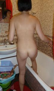 Худая брюнетка Лена пошла в душ после минета - фото #35