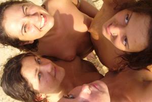 Четыре подружки на пляже - фото #4