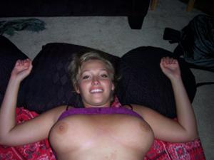 Милая телка с пышной грудью уединилась с партнером на кровати - фото #9