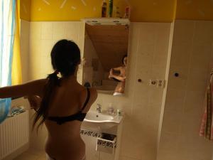 Очень сексуальная немка прикалывается в ванной - фото #34