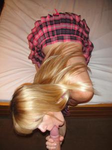 Сисястая блонда поссала в кровати - фото #13