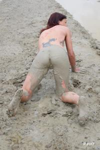 Петра купается в грязи - фото #9
