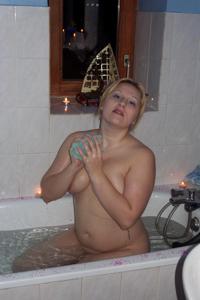 Блондинка в теле принимает душ - фото #21