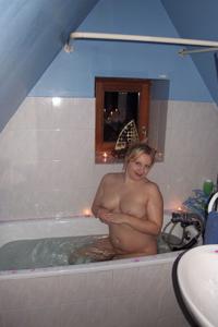Блондинка в теле принимает душ - фото #22