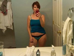 Одинокая женщина постоянно делает селфи в ванной - фото #11