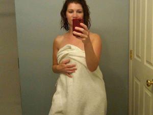 Одинокая женщина постоянно делает селфи в ванной - фото #2
