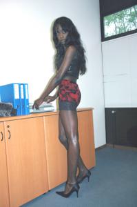 Не голая, но сексуальная африканская секретарша - фото #5