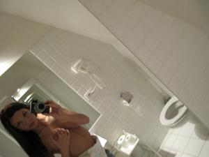 Селфи стройной Аманды в ванной - фото #16