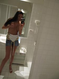 Селфи стройной Аманды в ванной - фото #17