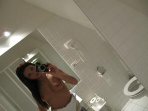 Селфи стройной Аманды в ванной - фото #22