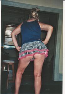 Женские попки под юбкой - фото #63
