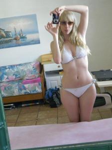 Возбуждающая блондинка с прелестной грудью - фото #54