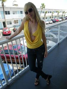 Возбуждающая блондинка с прелестной грудью - фото #57