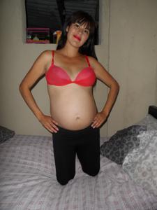 Беременная мексиканка с волосатой киской Карина показывает живот и тело - фото #1
