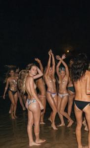 Фото с привлекательными девушками, раздевающимися на пляже - фото #10