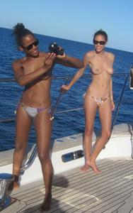 Фото с молодыми девушками, которые раздеваются на яхте