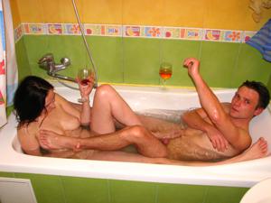 Русская брюнетка нежится в ванной с парнем и трахается в спальне - фото #10