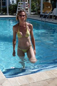Зрелая женщина позирует в прозрачном купальнике желтого цвета - фото #19