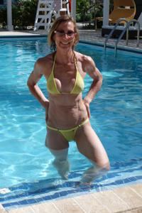 Зрелая женщина позирует в прозрачном купальнике желтого цвета - фото #20