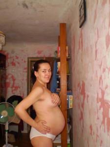 Русская телка не отказывается шалить даже будучи беременной - фото #10