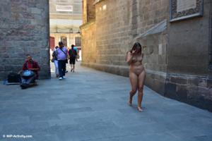 Пышная красотка Тина голышом разгуливает по общественным местам и показывает сиськи - фото #53
