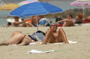 Брюнетка на пляже показала интимную прическу и попыталась уломать мужика на секс - фото #13