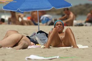 Брюнетка на пляже показала интимную прическу и попыталась уломать мужика на секс - фото #14