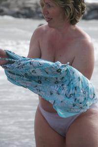 Зрелая сучка голышом купается в море и показывает большие буфера - фото #10