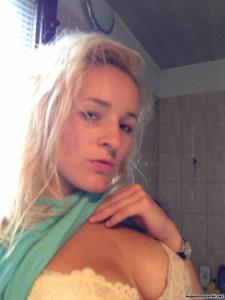 Чешская блондинка любит сосать и трогать пенис - фото #11