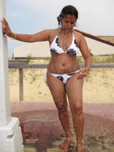 Фотографии с полноватой индуской в купальнике с пляжа - фото #10