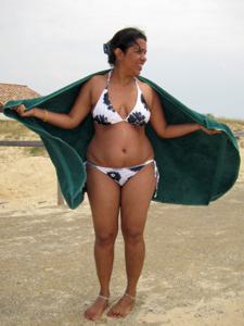 Фотографии с полноватой индуской в купальнике с пляжа - фото #14