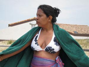 Фотографии с полноватой индуской в купальнике с пляжа - фото #15