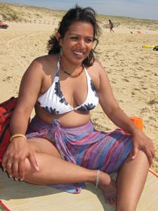 Фотографии с полноватой индуской в купальнике с пляжа - фото #7