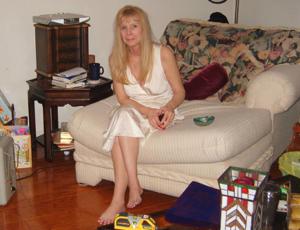Зрелая блондинка дома позирует в нижнем белье и обнаженная - фото #3