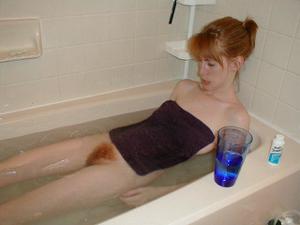 Обнаженная женщина купается в ванной и просто показывает тело - фото #23